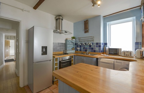 Torcross Cottage | 2 BAYVIEW, pet friendly, character holiday cottage in Torcross
