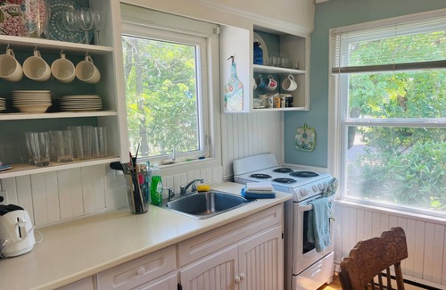 The Bluff Cottage | 2 bdm cottage in the BLUFF, ONLY 3 min walk to PARLEE. AC, WiFi and 2 sunrooms