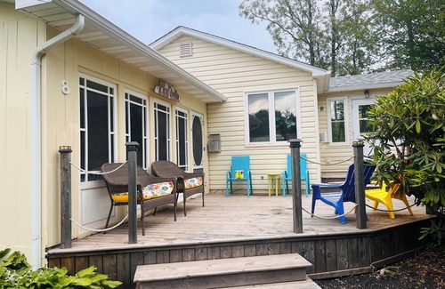 The Bluff Cottage | 2 bdm cottage in the BLUFF, ONLY 3 min walk to PARLEE. AC, WiFi and 2 sunrooms