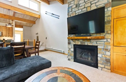 Peak 9 Condo | 2 BDR Snodallion Condo - Columbine Pool & Hot Tub!