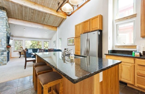 Peak 9 Condo | 2 BDR Snodallion Condo - Columbine Pool & Hot Tub!
