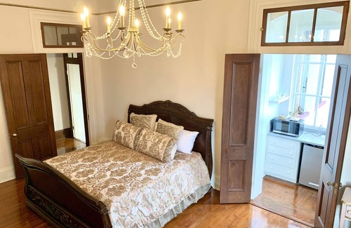 Faubourg Marigny Bed & Breakfast | 2-bdrm. king balcony suite, cont'l breakfast one block from Fr Quarter and Frenchmen. Sleeps 6