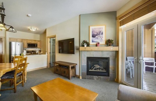 Mammoth Lakes Apartment | 2 bdrm on the Slopes with Year-Round Pool, Spa, BBQ, Laundry, & Lockers. Single floor with elevator