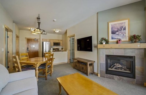 Mammoth Lakes Apartment | 2 bdrm on the Slopes with Year-Round Pool, Spa, BBQ, Laundry, & Lockers. Single floor with elevator