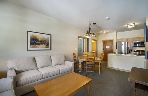 Mammoth Lakes Apartment | 2 bdrm on the Slopes with Year-Round Pool, Spa, BBQ, Laundry, & Lockers. Single floor with elevator
