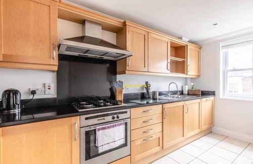 Windsor City Centre Apartment | 2 BED/2 BATH & FREE PARKING! ❤ CENTRAL WINDSOR ❤