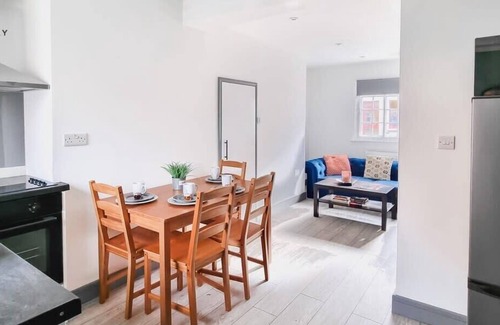 Theale House | 2 Bed, 2 Bath, Free Parking, 10 Mins To Madejski