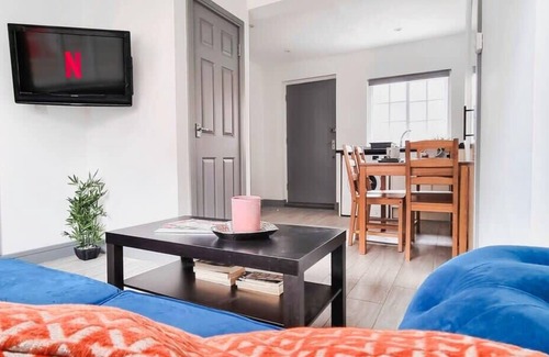 Theale House | 2 Bed, 2 Bath, Free Parking, 10 Mins To Madejski