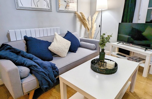 Colchester House | 2 bed 2 bath maisonette in Colchester with Parking and Wi-Fi