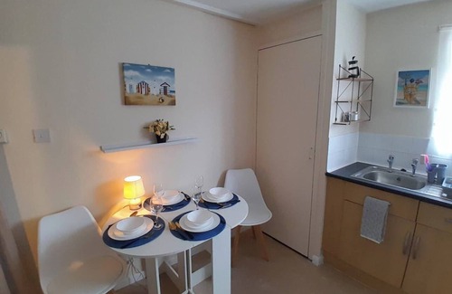Northampton Apartment | 2 Bed Apartment Sleeps4 with FreeP & Internet