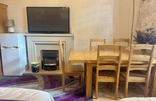 Edgbaston Apartment | 2 Bed Apartment-Sleeps 7-Free Parking