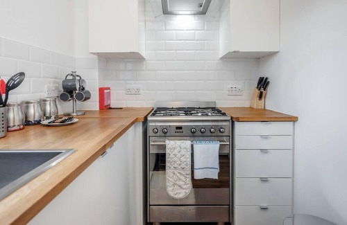 West Thurrock Apartment | 2 Bed Apartment Sleeps 5 - Wifi, Free Parking