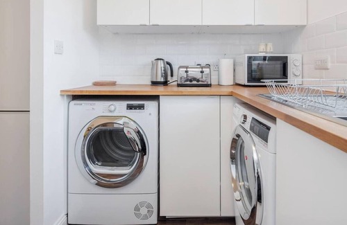 West Thurrock Apartment | 2 Bed Apartment Sleeps 5 - Wifi, Free Parking