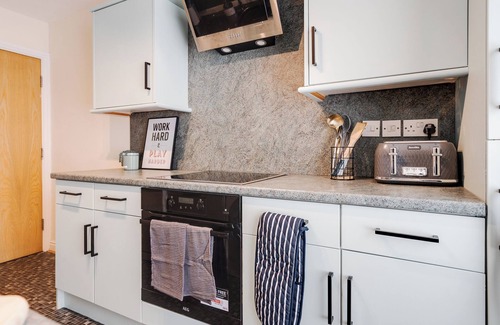 Manchester Apartment | 2 Bed Apt w/ensuite - nr Univ/Hospitals/PLAB/Academy/o2 Apollo with Free Parking