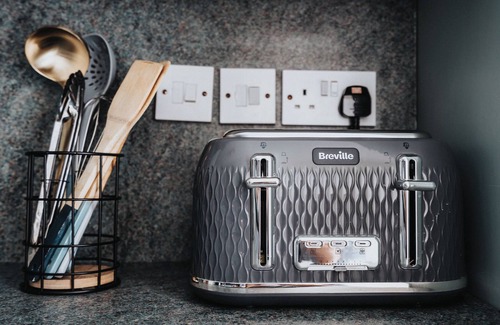 Manchester Apartment | 2 Bed Apt w/ensuite - nr Univ/Hospitals/PLAB/Academy/o2 Apollo with Free Parking