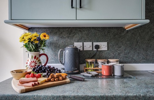 Manchester Apartment | 2 Bed Apt w/ensuite - nr Univ/Hospitals/PLAB/Academy/o2 Apollo with Free Parking