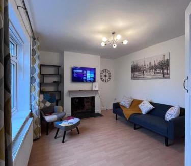 Newark upon Trent Villa | 2-Bed Family House Nr Nottingham City Hospital, Arnold, Mansfield with Free WiFi