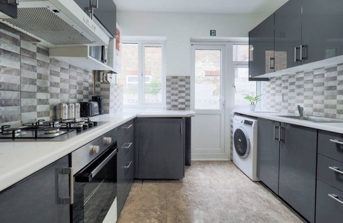 Kilburn Apartment | 2 Bed Flat In Heart Of Kilburn With Extra Bed Suitable for 6 People