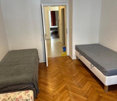 Andel Apartment | 2 Bed Flat - Sleeps 9 - Pets - Parking - Wifi
