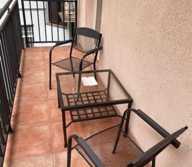 Andel Apartment | 2 Bed Flat - Sleeps 9 - Pets - Parking - Wifi