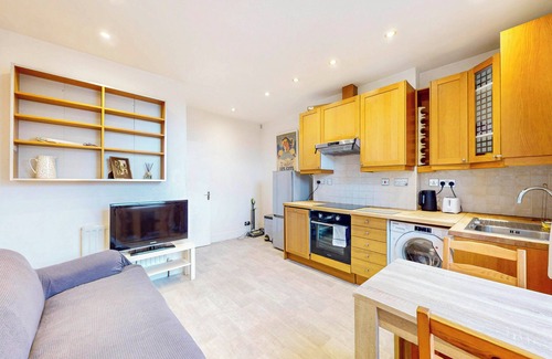 Wimbledon Park Apartment | 2-Bed Flat | Steps to Wimbledon Park & Tube