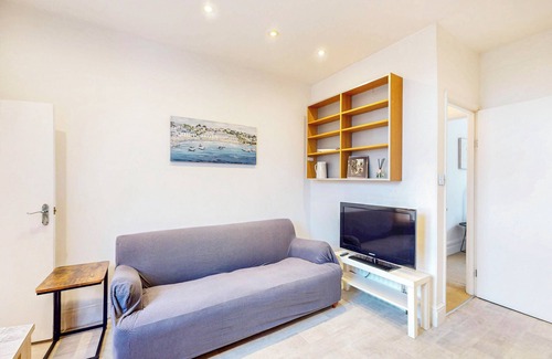 Wimbledon Park Apartment | 2-Bed Flat | Steps to Wimbledon Park & Tube