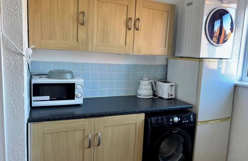 Tipton House | 2 Bed House-Sleeps 4-Free Parking