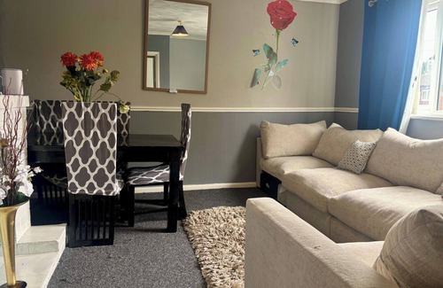 Tipton House | 2 Bed House-Sleeps 4-Free Parking