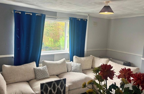 Tipton House | 2 Bed House-Sleeps 4-Free Parking