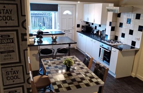 Hucknall House | 2 Bed House - Sleeps 4 - Garden - Parking - Wifi