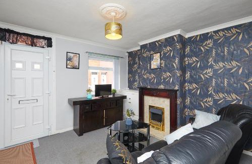 Hucknall House | 2 Bed House - Sleeps 4 - Garden - Parking - Wifi