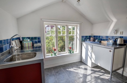 Ronneby House | 2 Bed House Sleeps 4 with Garden & Free Parking