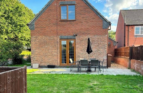 Lincoln House | 2-Bed House - Sleeps 6 - Garden, Parking, Wifi