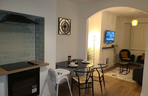 Manchester House | 2 Bed House - Sleeps 5 - Pets - Parking - Wifi