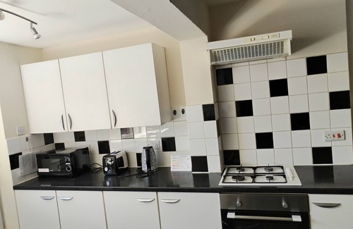 Hucknall House | 2 Bed House - Sleeps 4 - Garden - Parking - Wifi