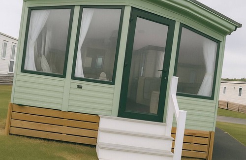 Heysham Cabin | 2 Bed Lodge Sleeps 6 with Free Parking - WiFi - Tv
