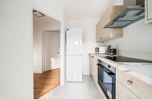 Hillingdon Apartment | 2 Bed Luxury Parking and Garden - Close to Heathrow