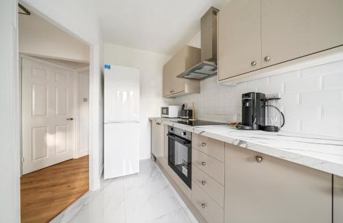 Hillingdon Apartment | 2 Bed Luxury Parking and Garden - Close to Heathrow
