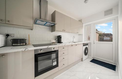Hillingdon Apartment | 2 Bed Luxury Parking and Garden - Close to Heathrow