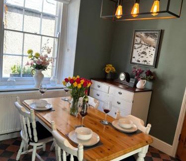 Crickhowell House | 2 bed period cottage sleeps 4 in central Crickhowell