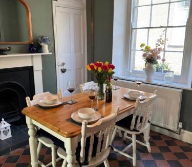 Crickhowell House | 2 bed period cottage sleeps 4 in central Crickhowell