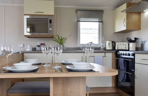 Morecambe House | 2 Bed - Sleeps 6 - 15min Walk to Beach
