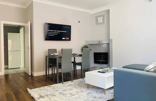 Aylesbury Apartment | 2 Bed Town Centre Free Park Wi-Fi Garden