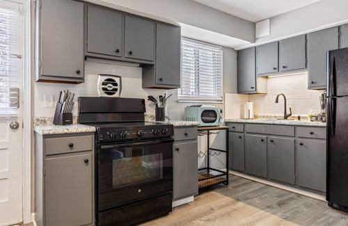 St. Charles House | 2 Bed Townhome w/Backyard and Laundry by StayLage