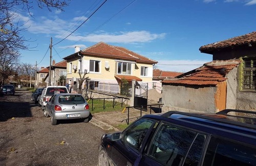 Tankovo Apartment | 2 Bed Villa - Sleeps 7 - Private Garden - Parking