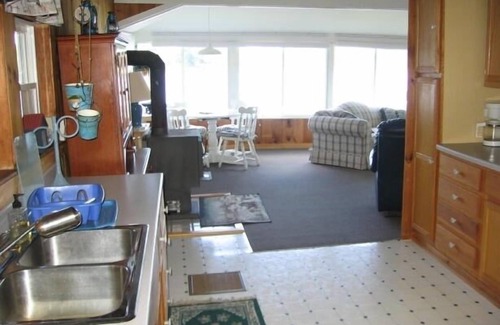 Richmond Cottage | 2 Bedroom, 1 & 1/2 bath Waterfront Cottage on Pleasant Pond