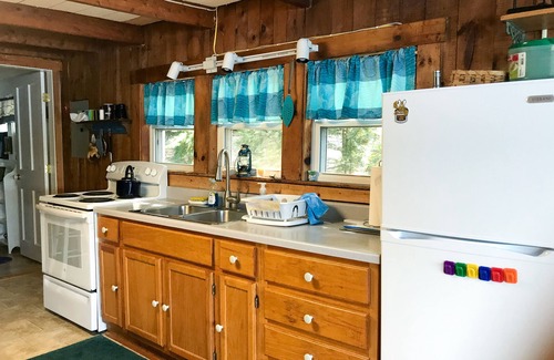 Richmond Cottage | 2 Bedroom, 1 & 1/2 bath Waterfront Cottage on Pleasant Pond