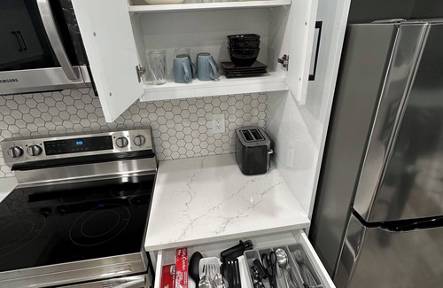 Keith House | 2 Bedroom 1.5 Bathroom Brand New, Tranquil Suite: Your Gateway to Rockies & City