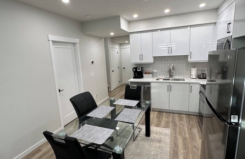 Keith House | 2 Bedroom 1.5 Bathroom Brand New, Tranquil Suite: Your Gateway to Rockies & City