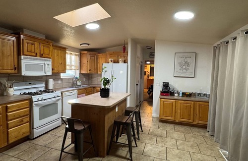 Aztec House | 2-bedroom 4-Bed house in Aztec with all amenities